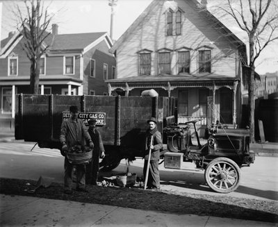 Koks-Lieferwagen und Arbeiter, Detroit City Gas Co., Michigan, 1900 von Detroit Publishing Co.